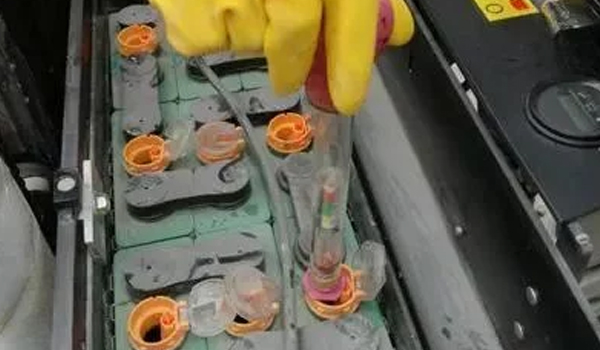 90%的人竟然不知路，叉车蓄电池要加水？